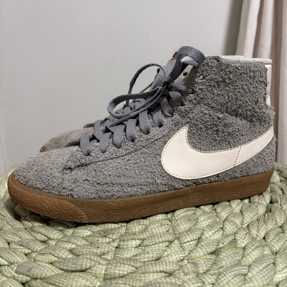 Nike Blazer Mid High Top Vintage Retro Fuzzy Gray/White Suede Lace Up Sneaker